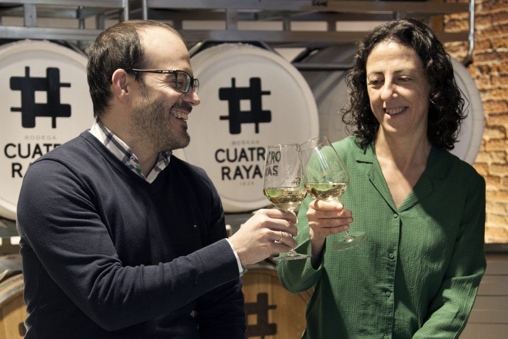 Roberto L. Tello y Elena M. Oyagüe, enólogos en Bodega Cuatro Rayas, brindan con Cuarenta Vendimias Verdejo (93 puntos y "Best Buy" en 'Wine Enthusiast')